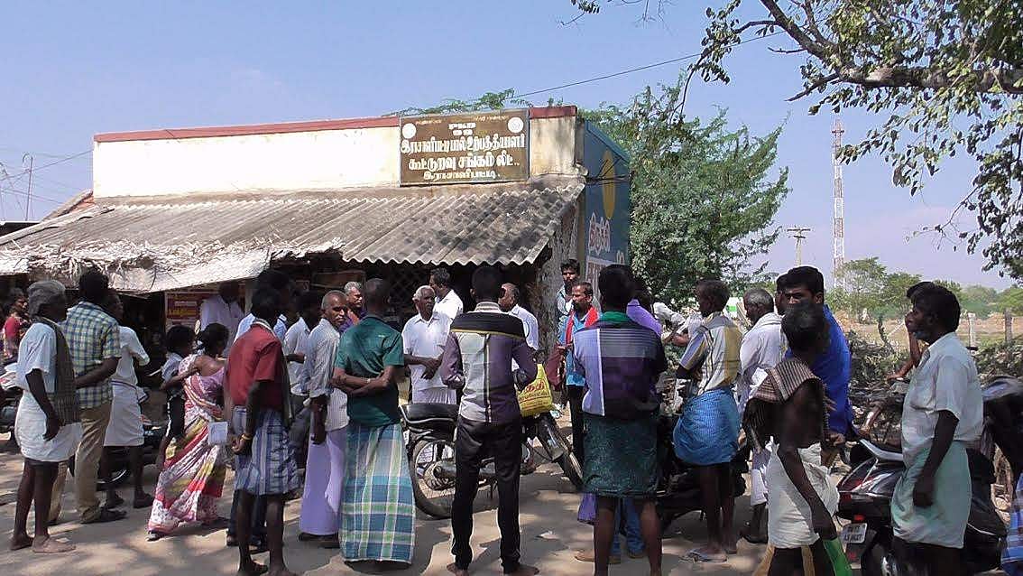 ராஜாளிபட்டியில் நிலுவைத் தொகையை தர வலியுறுத்தி பால் உற்பத்தியாளர்கள், கூட்டுறவு சங்கத்தை முற்றுகையிட்டு போராட்டம்