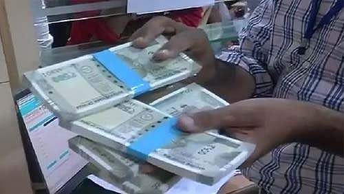 முறைகேடான பணப் பரிமாற்றம்: 27 பொது வங்கி அதிகாரிகள் இடைநீக்கம்