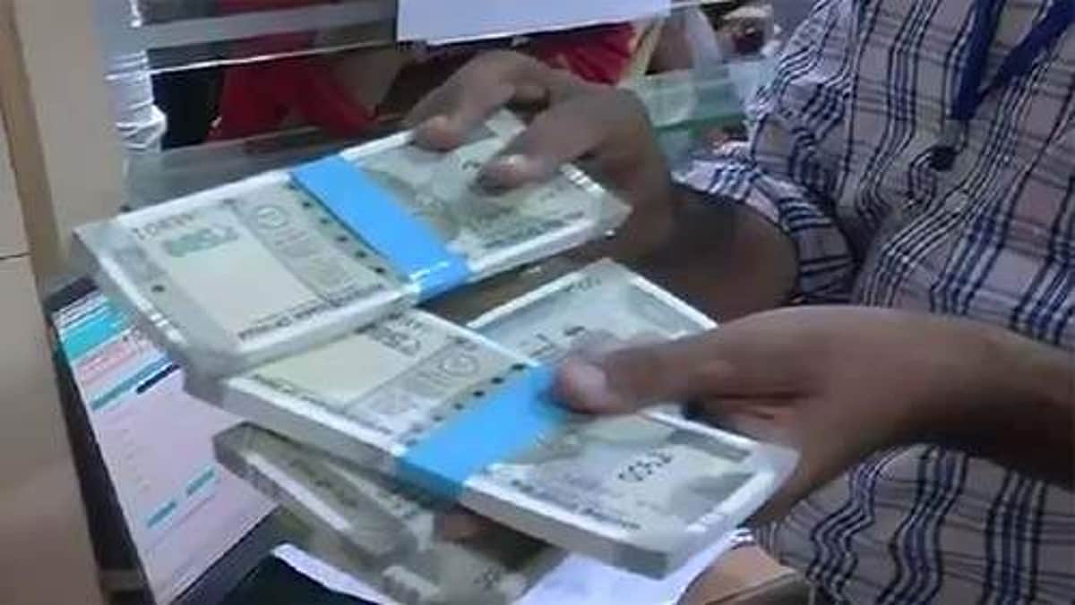 முறைகேடான பணப் பரிமாற்றம்: 27 பொது வங்கி அதிகாரிகள் இடைநீக்கம்