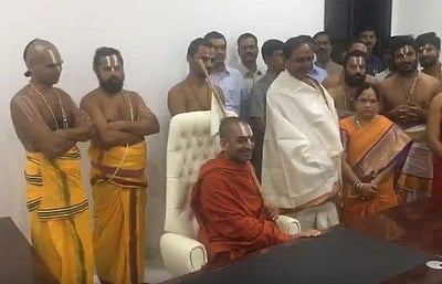 முதல்வர் நாற்காலியில் ஜீயர் சுவாமி: தெலங்கானாவில் வெடிக்கிறது சர்ச்சை