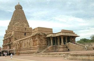 பெரிய கோயிலில் தமிழில் குடமுழுக்கு: அரசு பதிலளிக்க உயர் நீதிமன்றக் கிளை உத்தரவு