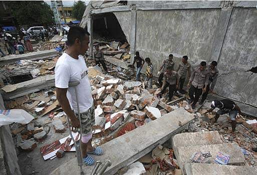 இந்தோனேசியா நிலநடுக்கத்தில் 100 பேர் பலி: 45 ஆயிரம் பேர் வீடுகள் இன்றி தவிப்பு