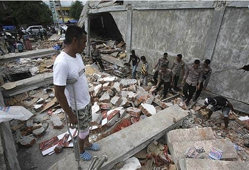 இந்தோனேசியா நிலநடுக்கத்தில் 100 பேர் பலி: 45 ஆயிரம் பேர் வீடுகள் இன்றி தவிப்பு