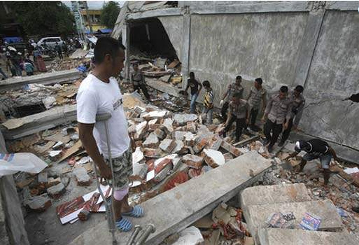 இந்தோனேசியா நிலநடுக்கத்தில் 100 பேர் பலி: 45 ஆயிரம் பேர் வீடுகள் இன்றி தவிப்பு