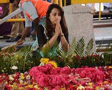 ஜெயலலிதா நினைவிடத்தில் நடிகை திரிஷா மலர் அஞ்சலி!