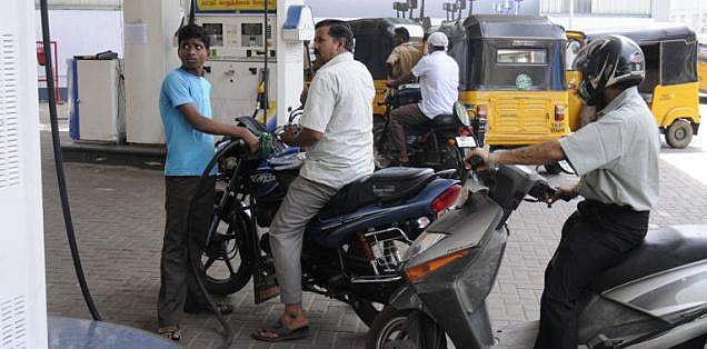 சென்னையில் வர்தா புயலால் தொலைத்தொடர்பு சாதனங்களில் சிக்னல் பிரச்சினை காரணமாக பெட்ரோல் பங்குகளில் டெபிட், மற்றும் கிரெடிட் கார்டுகள் நிராகரிப்பு!