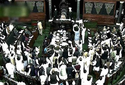 நாடாளுமன்றத்தை செயல்பட விடாமல் தடுக்கும் மத்திய அரசு: ஜனாதிபதியிடம் எதிர்க்கட்சிகள் புகார்!