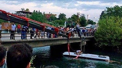 ஏரிக்குள் பேருந்து கவிழ்ந்து விபத்து :  சீனாவில் 17 பேர் பலி!