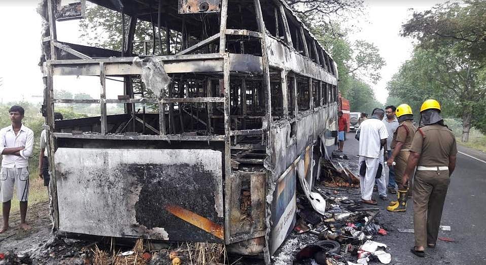 ஆம்னி பேருந்தில் மின் கசிவு: தீப்பற்றி பேருந்து நாசம்: அதிர்ஷடவசமாக 16 பேர் உயிர் தப்பினர்