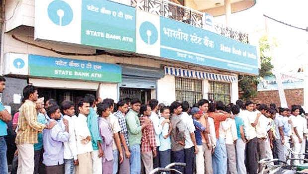 தினமும் நூறு டோக்கன்! கெடுபிடி காட்டும் வங்கிகள், அவதிப்படும் வாடிக்கையாளர்கள்