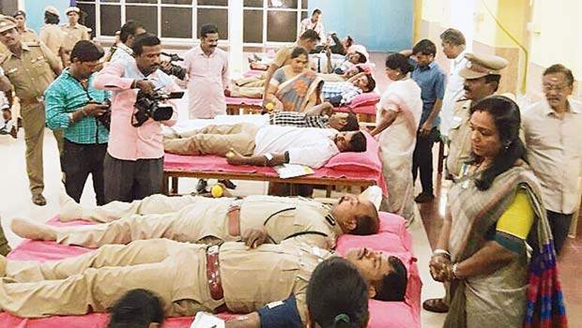 புத்தாண்டு கொண்டாட்டம்:சாலை விபத்துகளை தடுக்க இளைஞர்களிடம் விழிப்புணர்வு பிரசாரம்