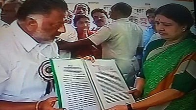 தீர்மான நகலை வாங்கி ஜெயலலிதா படம் முன்பு வைத்து கண் கலங்கிய சசிகலா