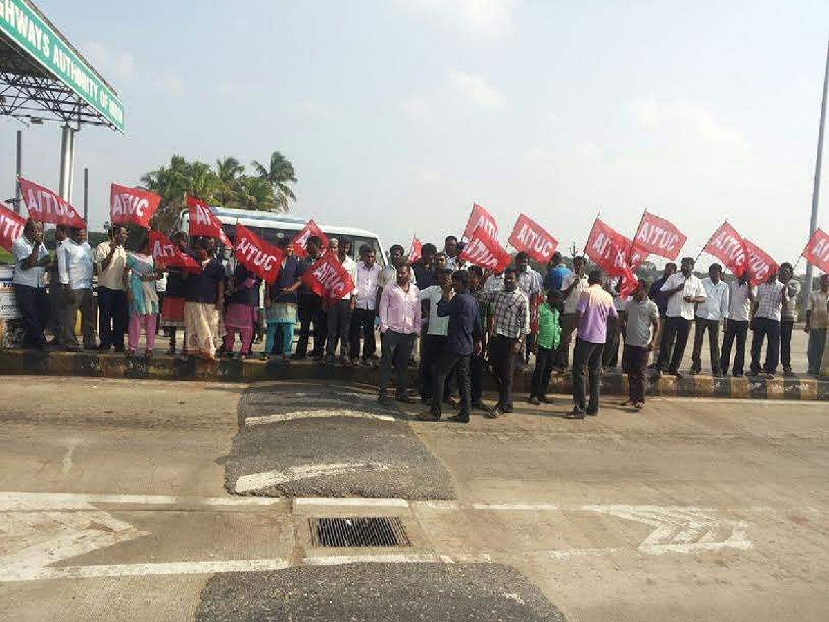 ஊதிய உயர்வு கோரி சுங்கச்சாவடி ஊழியர்கள் போராட்டம்: கட்டணமின்றி சென்ற வாகனங்கள்