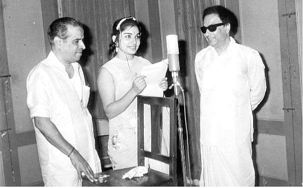 ஜெயலலிதா கொடுத்த காபியும் தங்கப்பேனாவும்