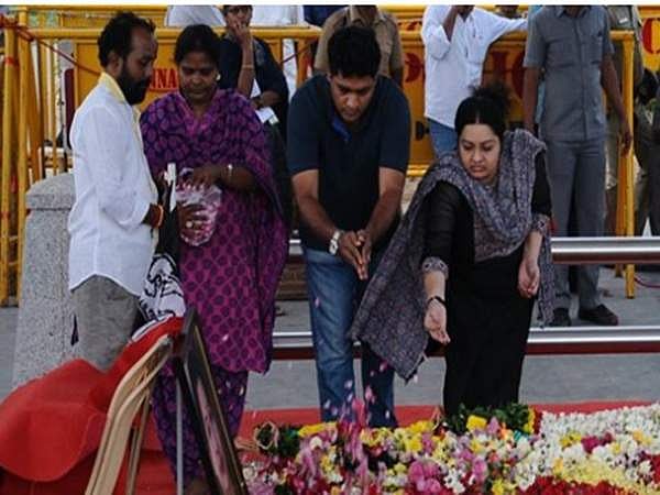‘தீபா’ சாயலில் அத்தை மாதிரி இருப்பதால் மக்களிடையே ஜெயலலிதாவுக்கு மாற்றாக நினைக்கப் படுவாரா?