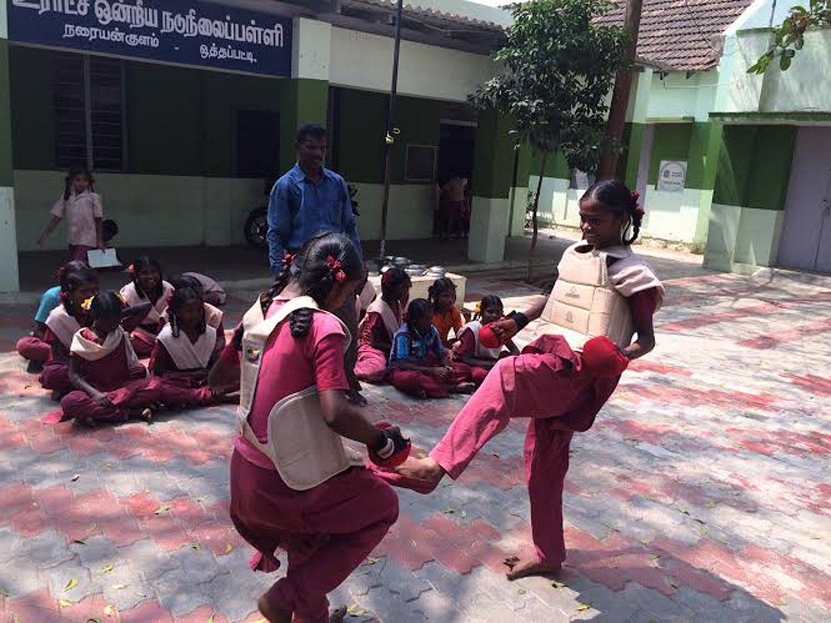 மாநில கராத்தே போட்டிக்கு தயாராகும் ஊராட்சி ஒன்றியப் பள்ளி மாணவிகள்