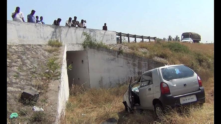 கார் பள்ளத்தில் கவிழ்ந்து விபத்து: தனியார் நிறுவன ஊழியர் சாவு  