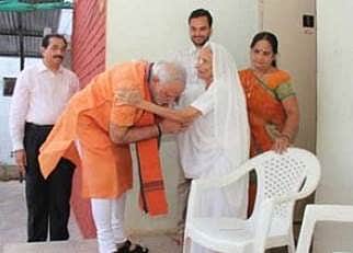 66வது பிறந்த நாளில் தாயிடம் ஆசி பெற்றார் பிரதமர் மோடி