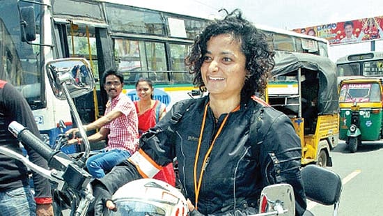 பைக்கில் உலகை தனியாக சுற்றி வர வேண்டும்! - இஷாவின் கனவு