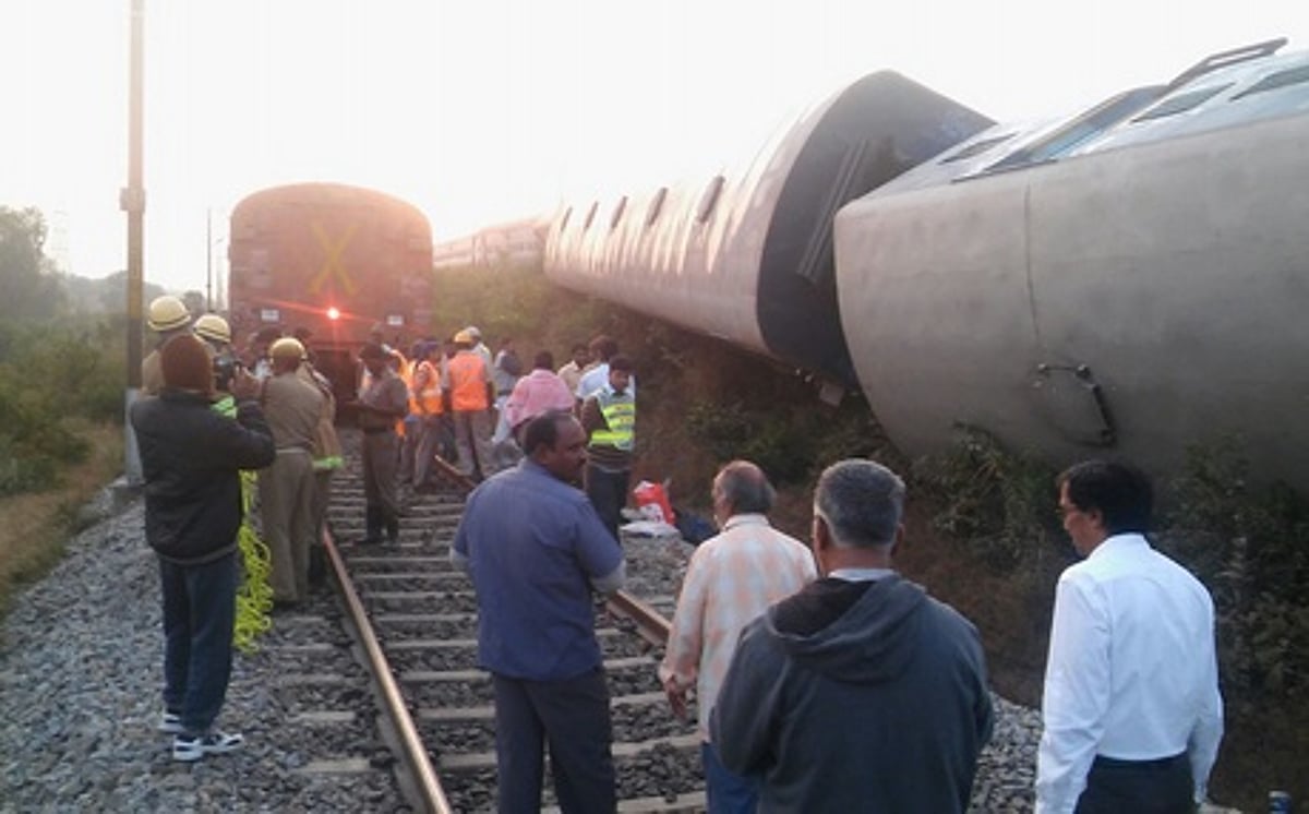 ரயில் தடம்புரண்ட சம்பவம்: நூலிழையில் உயிர் தப்பிய பயணிகள்