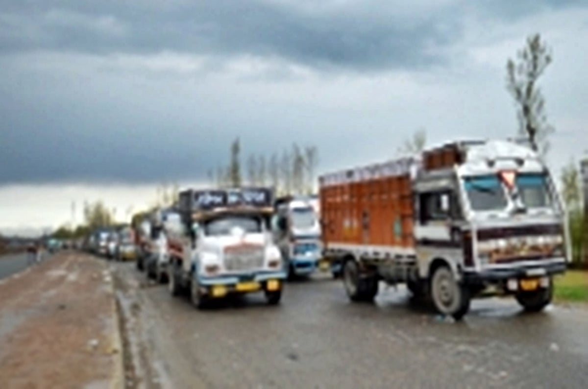 ஜம்மு-ஸ்ரீநகர் நெடுஞ்சாலையில் 4 நாட்களுக்கு பின் மீண்டும் வாகனங்கள் இயக்கம்