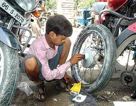 படிக்கும்போதே... கைத்தொழிலைக் கற்கலாம்!