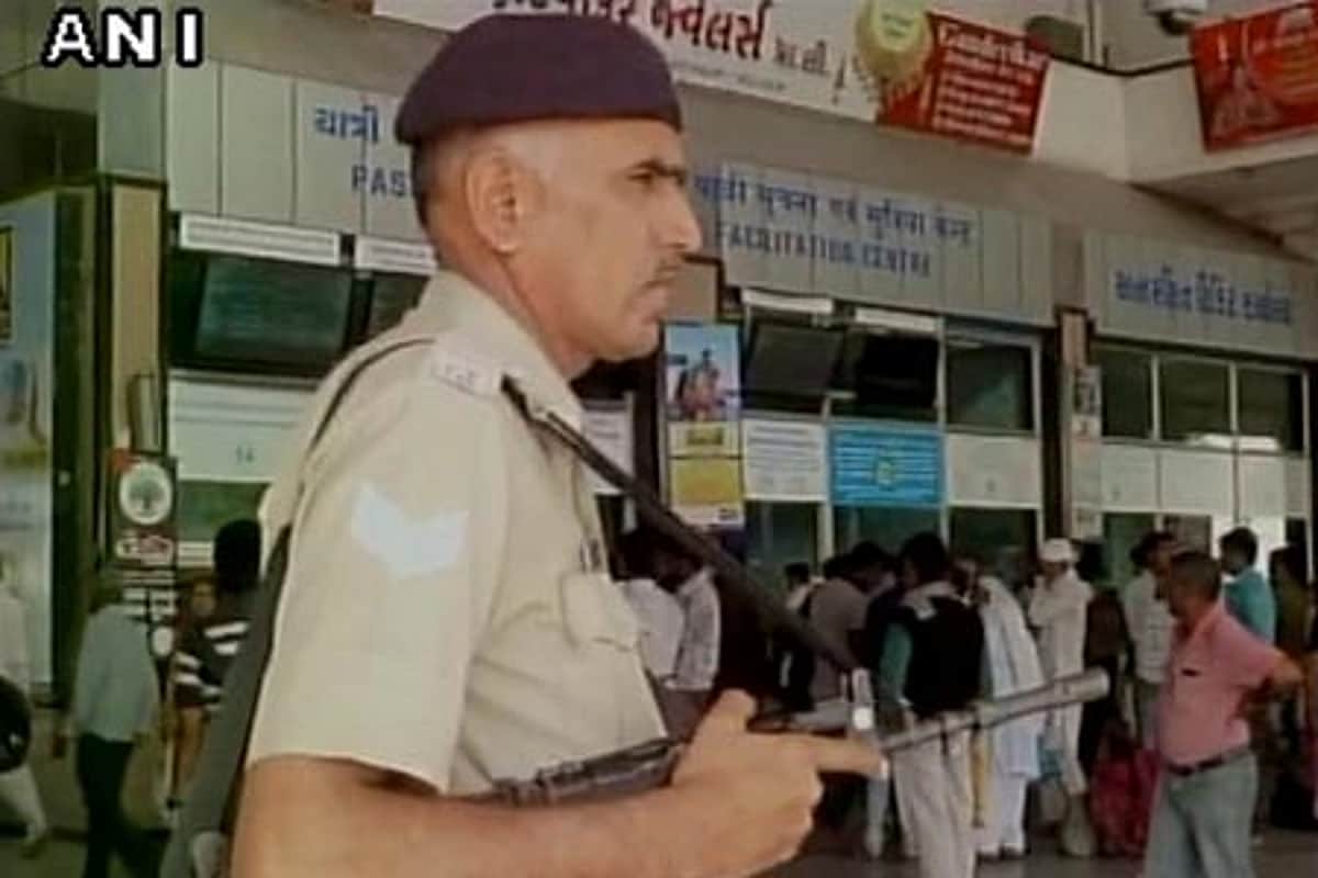 குஜராத்தில் 10 பயங்கரவாதிகள்? தீவிர கண்காணிப்பு