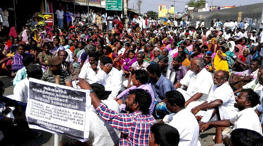அன்னவாசலில் போலீஸாரைக் கண்டித்து பொது மக்கள் திடீர் சாலை மறியல் 