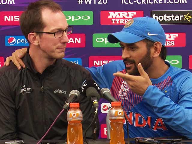 நிருபர்: எப்போது ஓய்வு?; தோனி: கொஞ்சம் பக்கத்துல வந்து உட்காருங்களேன்! (வீடியோ) 