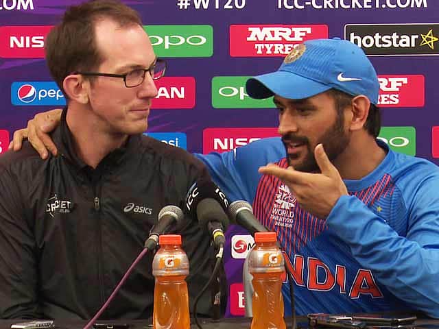 நிருபர்: எப்போது ஓய்வு?; தோனி: கொஞ்சம் பக்கத்துல வந்து உட்காருங்களேன்! (வீடியோ) 