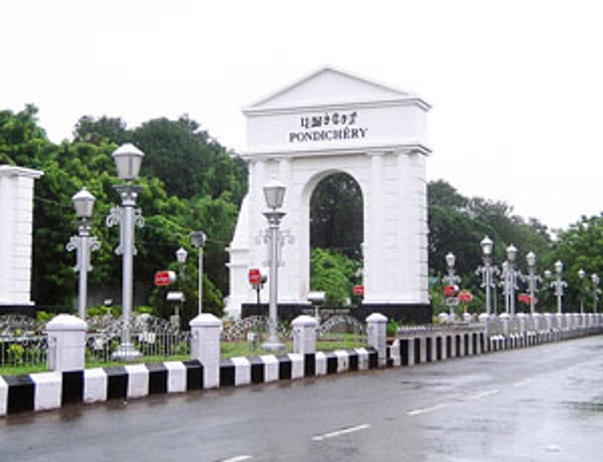 டிடிவி தினகரன் ஆதரவு எம்.எல்.ஏக்கள் புதுச்சேரி வருகை