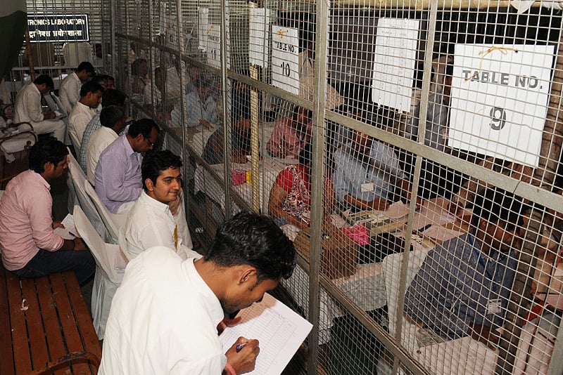 உத்தரப்பிரதேசம் இடைத்தேர்தல்: கோரக்பூரில் பாஜக, பூல்பூரில் சமாஜவாதி முன்னிலை