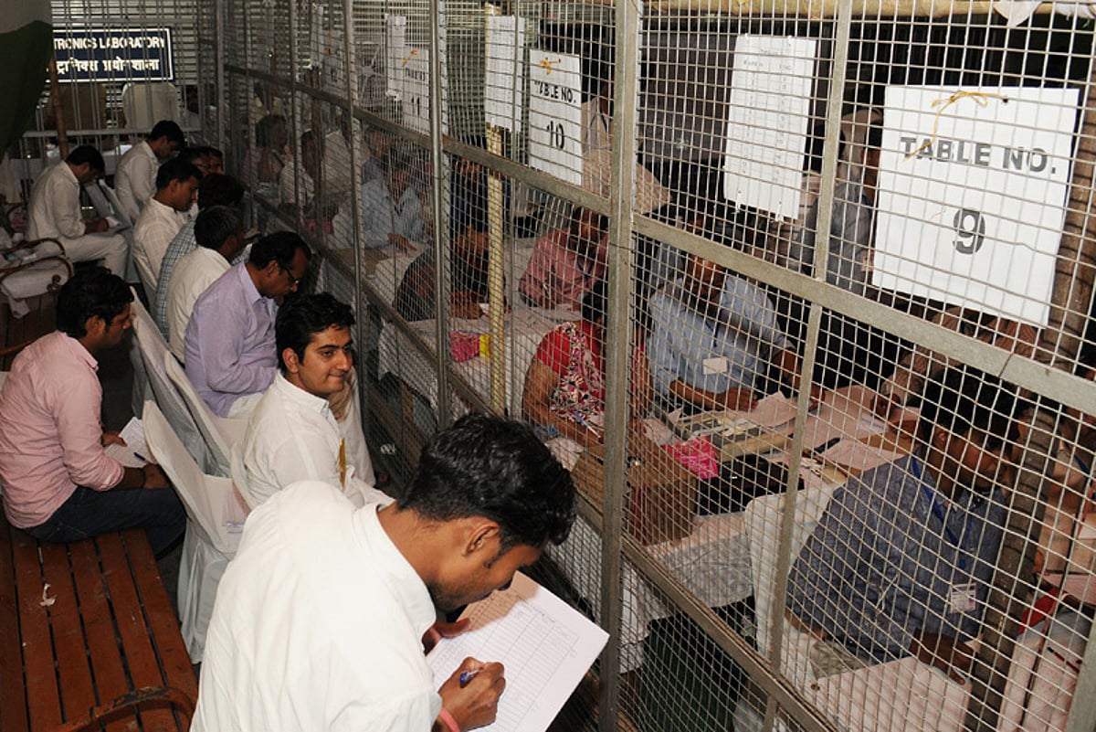 உத்தரப்பிரதேசம் இடைத்தேர்தல்: கோரக்பூரில் பாஜக, பூல்பூரில் சமாஜவாதி முன்னிலை