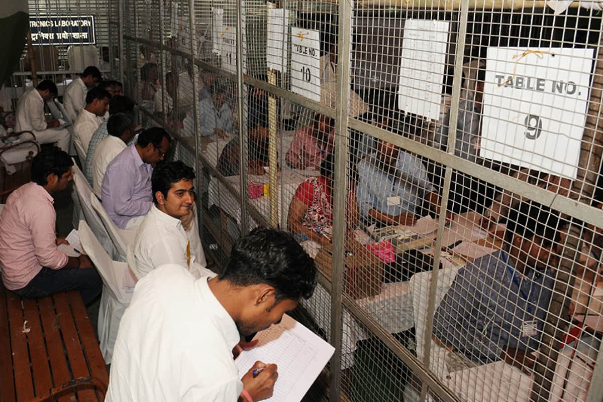 உத்தரப்பிரதேசம் இடைத்தேர்தல்: கோரக்பூரில் பாஜக, பூல்பூரில் சமாஜவாதி முன்னிலை