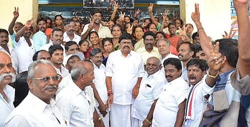 சூட்கேஸ் கொடுத்து அதிமுக என்னை இழுக்க அவசியம் இல்லை: பொன்னுப்பாண்டியன் 