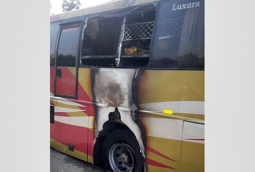 ஆம்பூர் அருகே சொகுசு பேருந்து தீப்பிடித்து விபத்து: 30 பயணிகள் உயிர் தப்பினர்