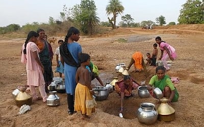 கடும் வறட்சி: குழி தோண்டி குடிநீரெடுக்கும் சூழலுக்கு தள்ளப்பட்ட மக்கள்!