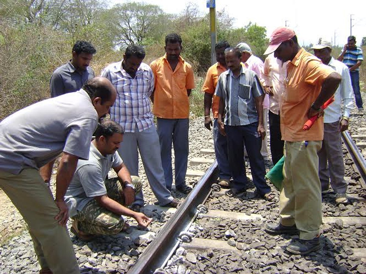 மின்மோட்டருக்கு பயன்படுத்தக்கூடிய உபகரணங்கள் ரயில் பாதையில் இருந்ததால் மொரப்பூரில் ரயில்சேவை பாதிப்பு