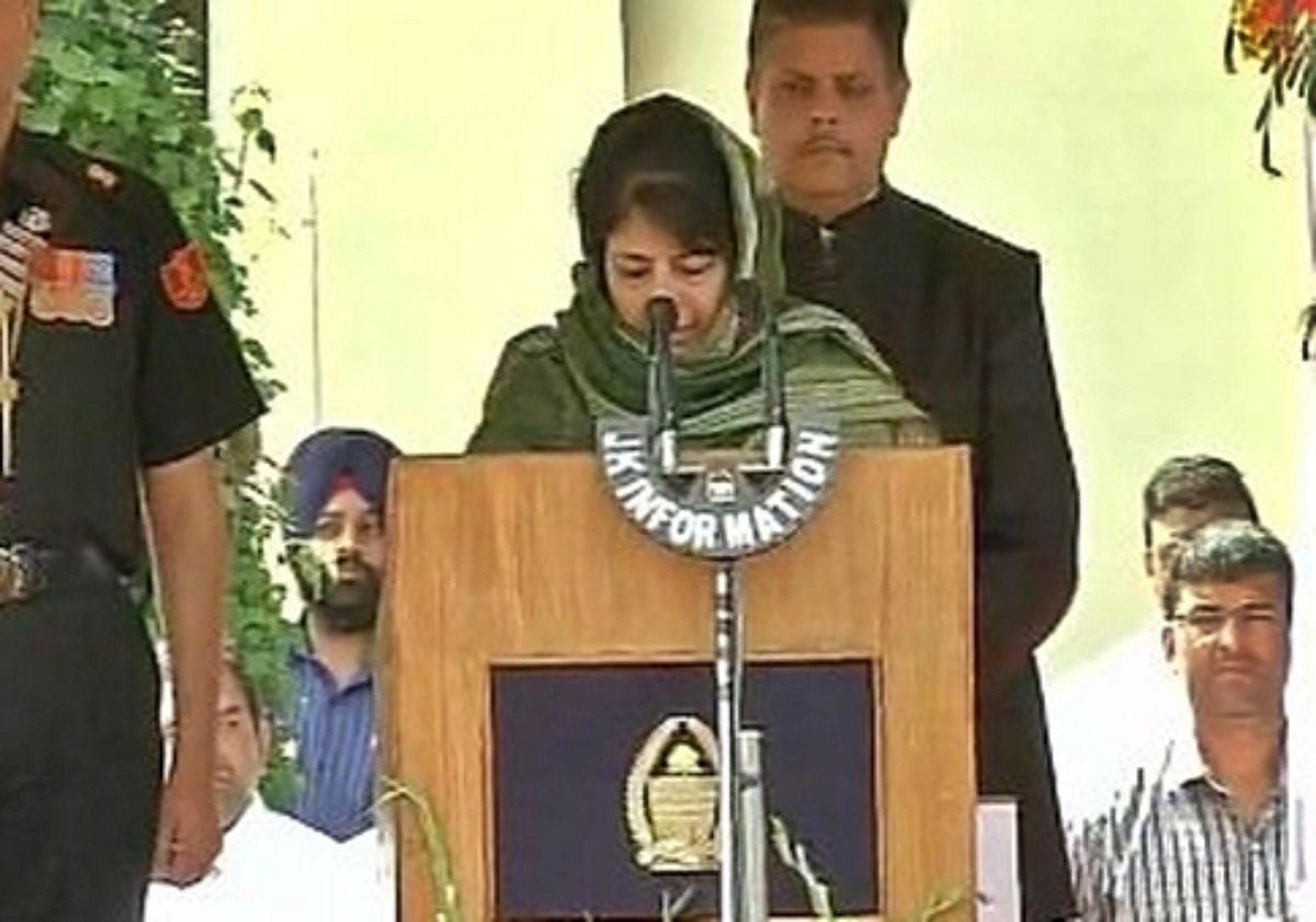 ஜம்மு காஷ்மீரின் முதல்வராக பதவியேற்றார் மெஹபூபா முஃப்தி