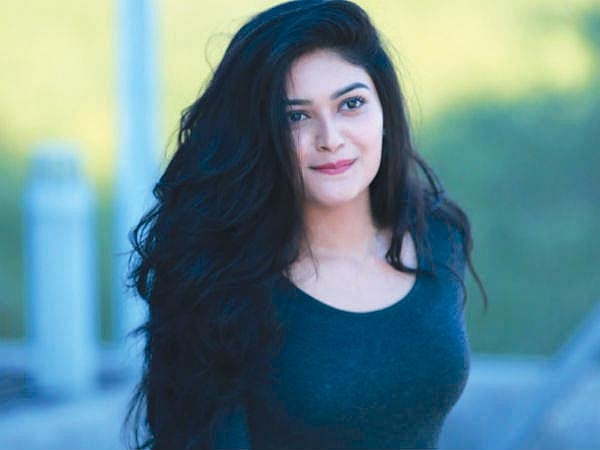 சந்தானம் ஜோடியாக மும்பை மாடல்!