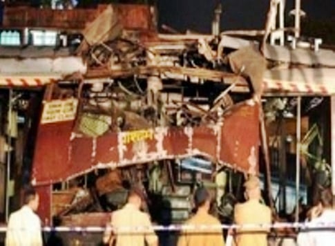 மும்பை குண்டு வெடிப்பு: 3 பேருக்கு 10 ஆண்டு சிறை