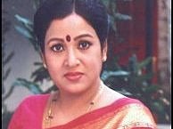 துணி தைக்கிறார் நடிகை சுமித்ரா!