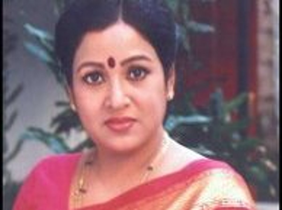 துணி தைக்கிறார் நடிகை சுமித்ரா!