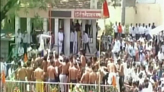 வரலாற்று முக்கியத்துவம் வாய்ந்த முடிவு: சிங்கணாப்பூர் சனிபகவான் கோயிலுக்குள் இனி பெண்களுக்கு அனுமதி