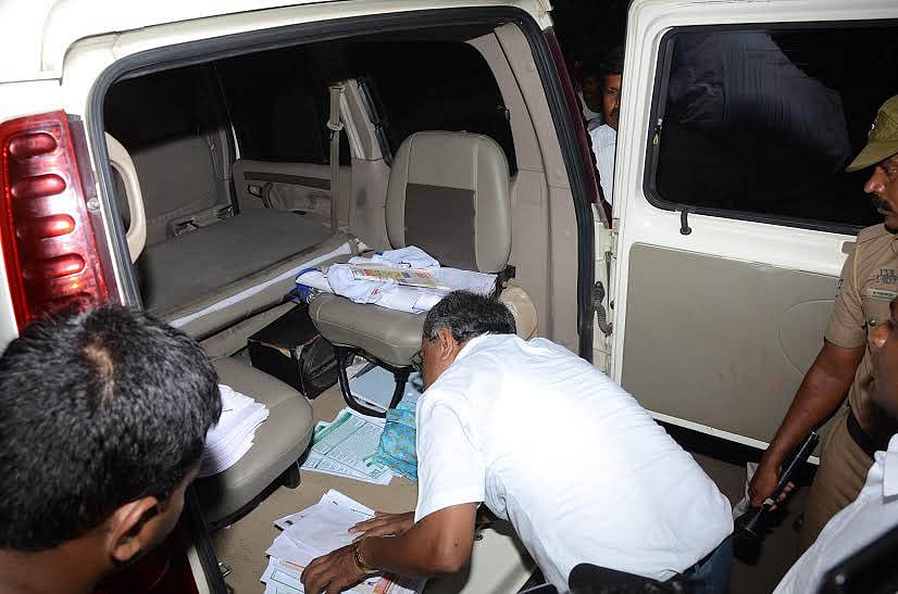 பணம் பதுக்கி வைத்திருப்பதாகக் கூறி அதிமுக பிரமுகர்கள் சிறை பிடிப்பு: சோதனையில் பணம் கைப்பற்றப்படவில்லை