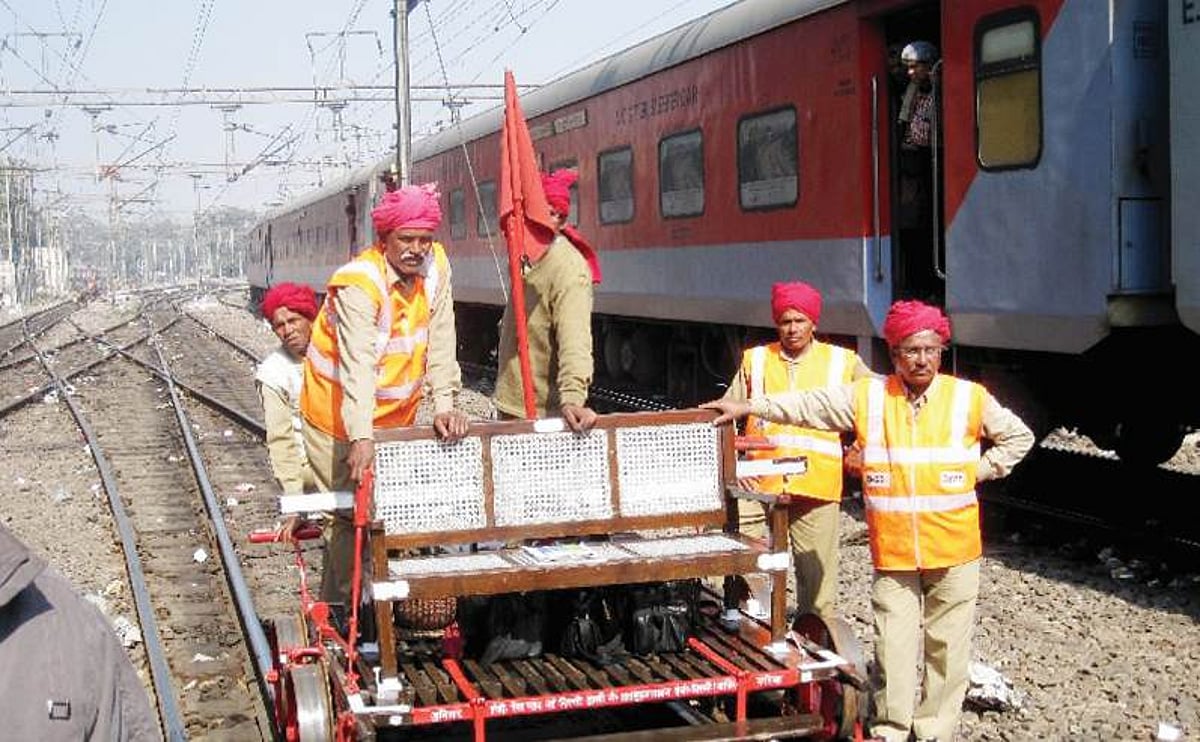 ரயில்வே அவசரகால ஒதுக்கீட்டில் கடும் கட்டுப்பாடுகள்: அதிருப்தியில் ரயில்வே ஊழியர்கள்