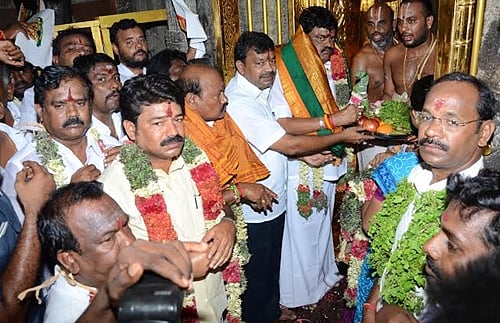 அமைச்சராக பதவியேற்ற கே.டி.ராஜேந்திரபாலாஜிக்கு சொந்த ஊரில் அமோக வரவேற்பு 