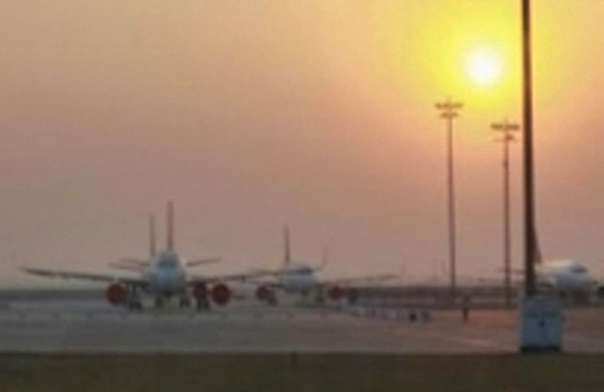 தில்லியில் மோசமான வானிலை: விமான சேவை பாதிப்பால் மக்கள் அவதி