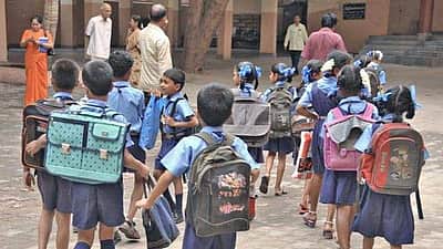 குழந்தைகளைத் தனியார் பள்ளிகளில் சேர்த்தால் அரசின் நலத்திட்டங்கள் கிடையாது: கிராம ஊராட்சிகள் அதிரடி