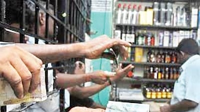 நெடுஞ்சாலை 'டாஸ்மாக்' கடைகளுக்கு எதிரான தீர்ப்பு: முதல் பெருமை யாருக்கு? புதிய சர்ச்சை